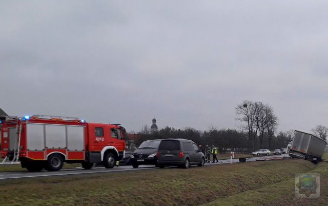 Dwie osoby zginęły w zderzeniu opla z ciężarowym iveco (zdjęcia)