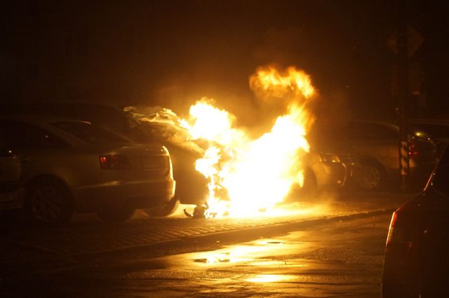 Nocny pożar fiata na parkingu przed blokiem (zdjęcia)
