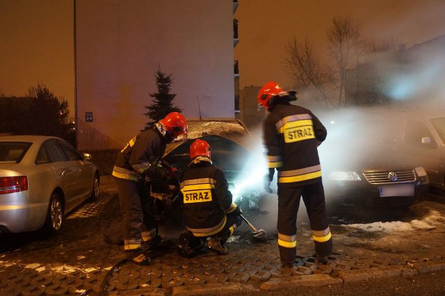 Nocny pożar fiata na parkingu przed blokiem (zdjęcia)