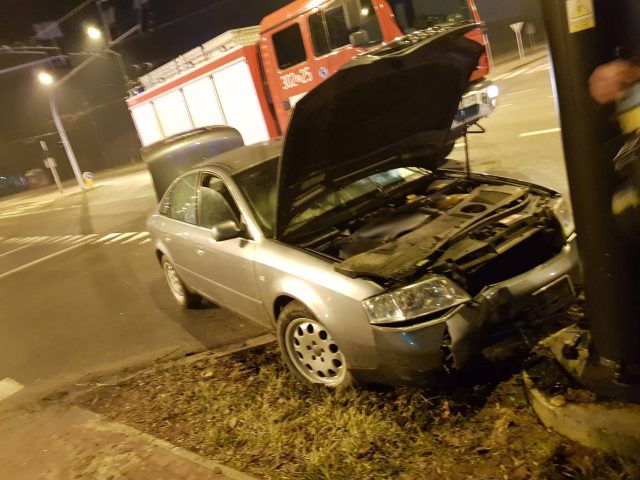 Audi uderzyło w słup latarni, kierowca i pasażer rzucili się do ucieczki (wideo, zdjęcia)