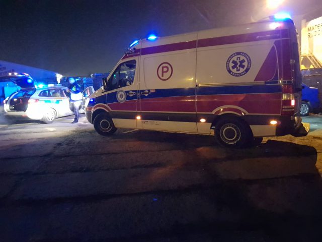 Audi uderzyło w słup latarni, kierowca i pasażer rzucili się do ucieczki (wideo, zdjęcia)