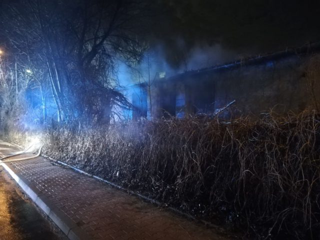 Nocny pożar pustostanu w Jakubowicach Murowanych (zdjęcia)