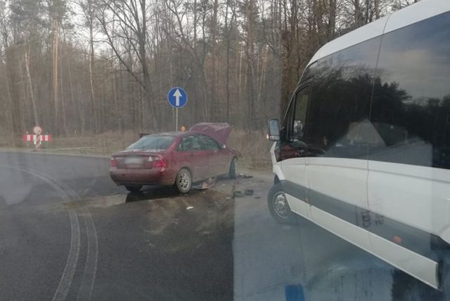 Czołowe zderzenie osobówki z busem na trasie Lublin – Warszawa (zdjęcia)