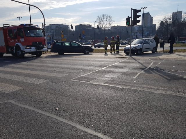 Zderzenie fiata z fordem w Lublinie. Zajechał drogę skręcając w lewo (zdjęcia)