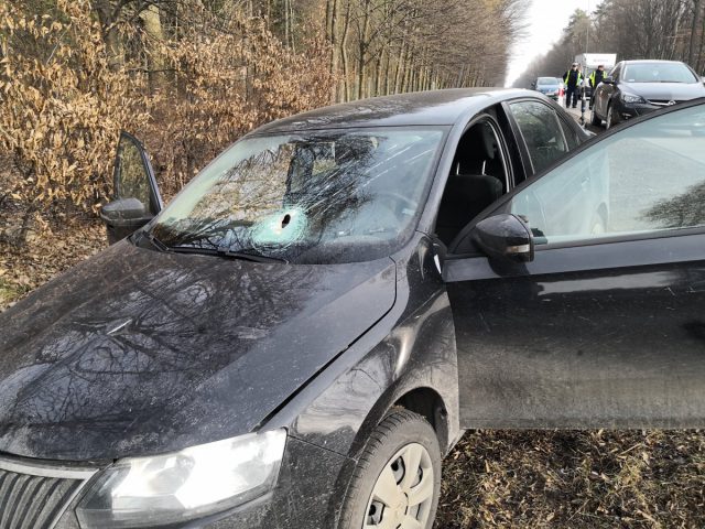 Metalowa rurka przebiła szybę i zraniła kierowcę w twarz. Zobacz nagranie tego groźnego zdarzenia (wideo)