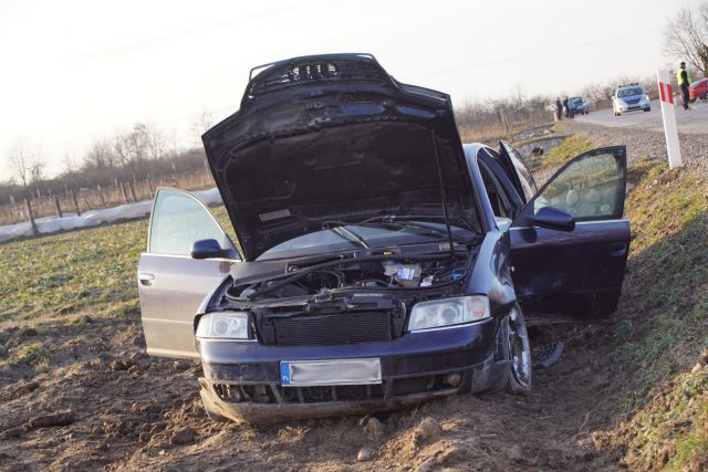 Audi wypadło z drogi, zatrzymało się na polu. Dwie osoby poszkodowane (zdjęcia)