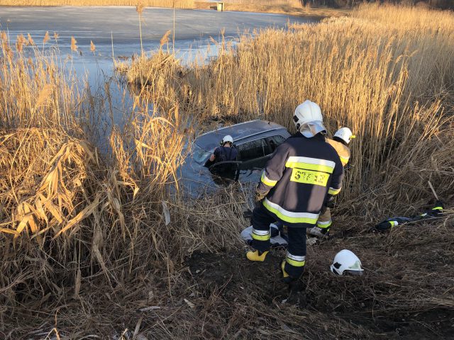 Opel wpadł do stawu. Strażacy poszukiwali w wodzie kierowcy, ten był w domu (zdjęcia)
