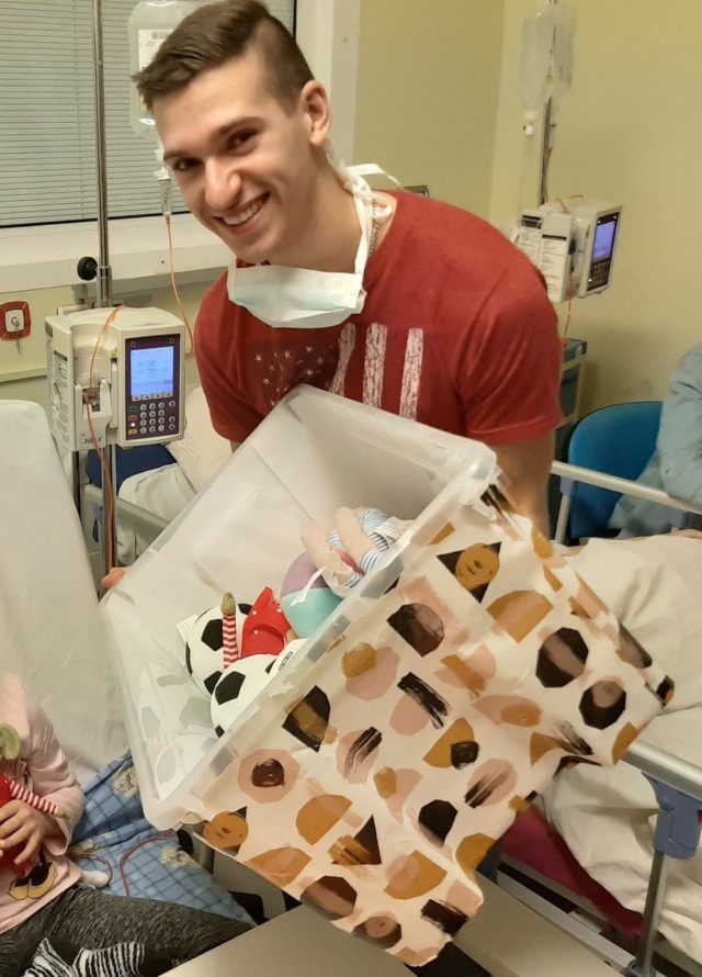 Odwiedzili pacjentów szpitala dziecięcego, przynieśli im prezenty (zdjęcia)