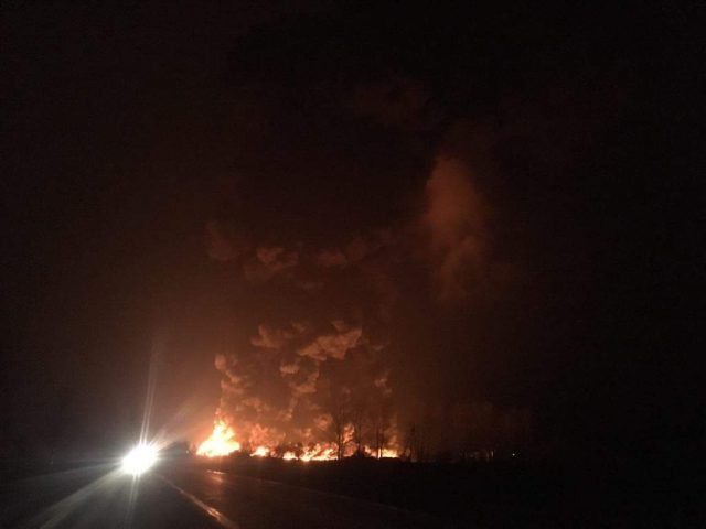 Kilkudziesięciu strażaków walczy z dużym pożarem składu opon. Ogień pojawił się po raz kolejny (zdjęcia, wideo)