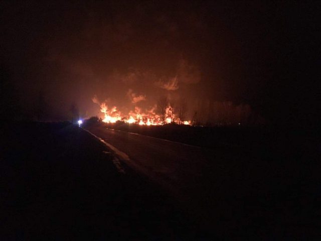 Kilkudziesięciu strażaków walczy z dużym pożarem składu opon. Ogień pojawił się po raz kolejny (zdjęcia, wideo)