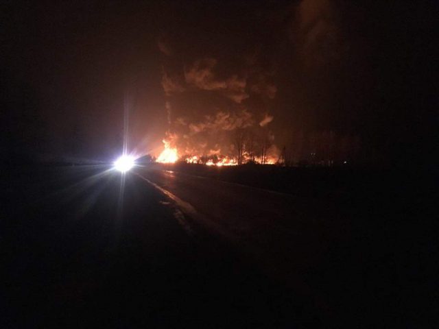 Kilkudziesięciu strażaków walczy z dużym pożarem składu opon. Ogień pojawił się po raz kolejny (zdjęcia, wideo)