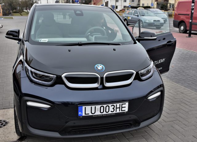 Strażnicy miejscy ze Świdnika patrolują miasto elektrycznym BMW (zdjęcia)