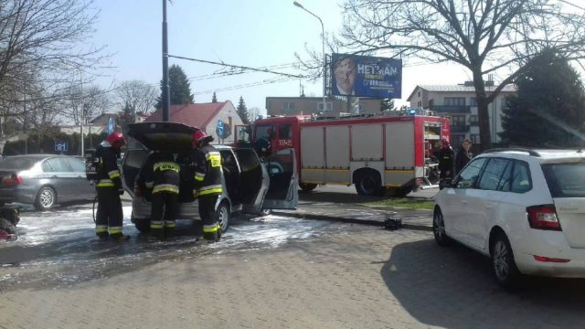 Pożar mercedesa na ul. Zemborzyckiej (zdjęcia)