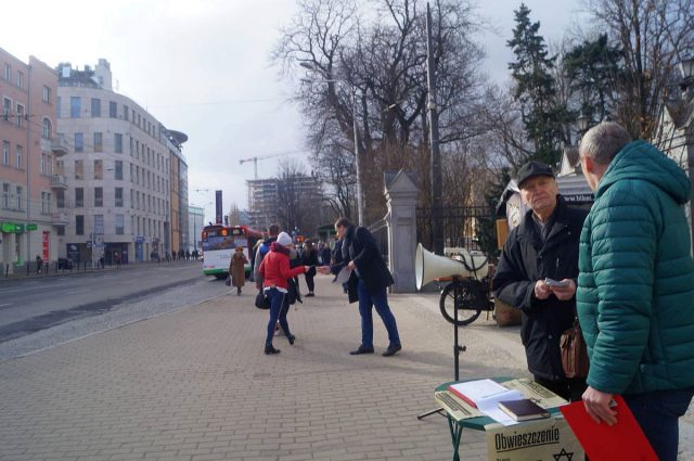 Zbierali podpisy przeciwko odszkodowaniom za mienie pożydowskie (zdjęcia)