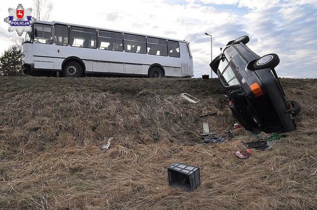 Kierowca autobusu doprowadził do wypadku. Audi dachowało (zdjęcia)