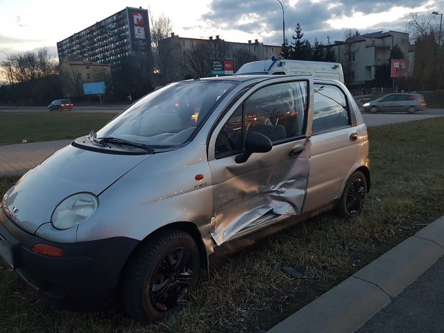 Dwie kolizje na rondzie przy Makro w ciągu kilku godzin (zdjęcia)