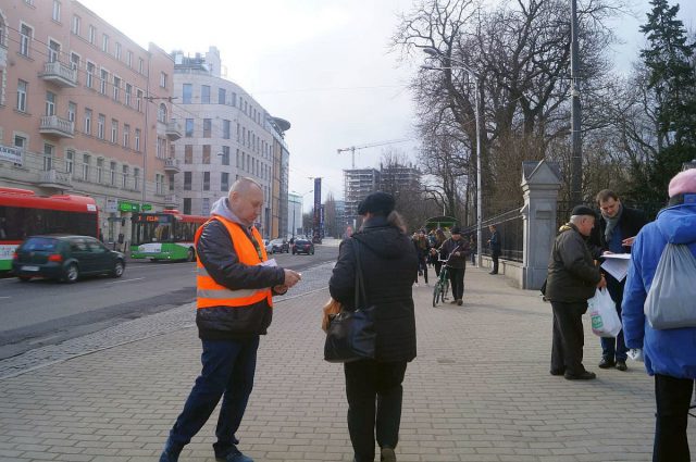 Zbierali podpisy przeciwko odszkodowaniom za mienie pożydowskie (zdjęcia)