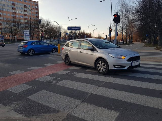 Zderzenie forda z mercedesem na Czechowie