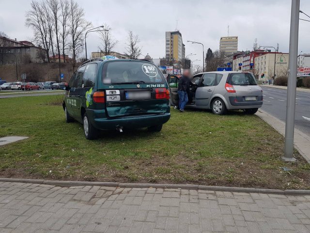 Zderzenie trzech aut w Lublinie. BMW wjechało w volkswagena, ten uderzył w renaulta (zdjęcia)