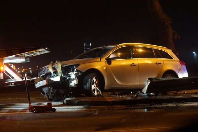 Opel uderzył w bariery na Felinie (zdjęcia)