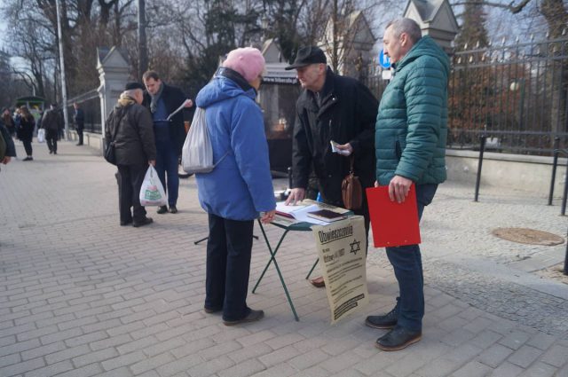 Zbierali podpisy przeciwko odszkodowaniom za mienie pożydowskie (zdjęcia)