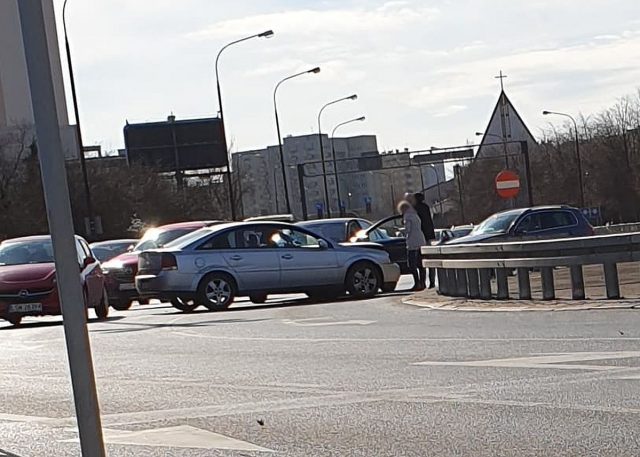 Dwie kolizje na rondzie przy Makro w ciągu kilku godzin (zdjęcia)