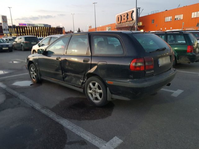 Zderzenie trzech aut na parkingu przy Tesco. Mazda kilka godzin wcześniej wyjechała z salonu (zdjęcia)