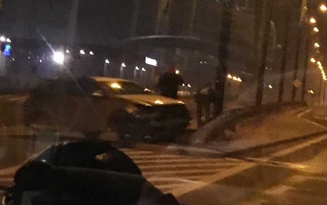 Opel uderzył w bariery na Felinie (zdjęcia)