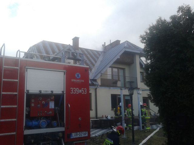 Ogień pojawił się na poddaszu. Budynek udało się uratować (zdjęcia)