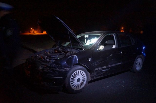 Motorowerzysta zderzył się z seatem. Zginął przed własnym domem (zdjęcia)