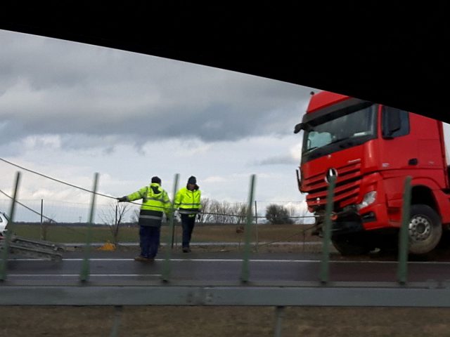 Trwa wyciąganie ciężarówki z rowu. Zablokowana jest trasa Lublin – Warszawa