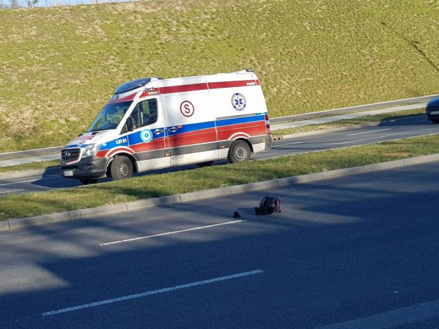 Kolejny wypadek motocyklisty w Lublinie. Na łuku jezdni stracił panowanie nad jednośladem (zdjęcia)