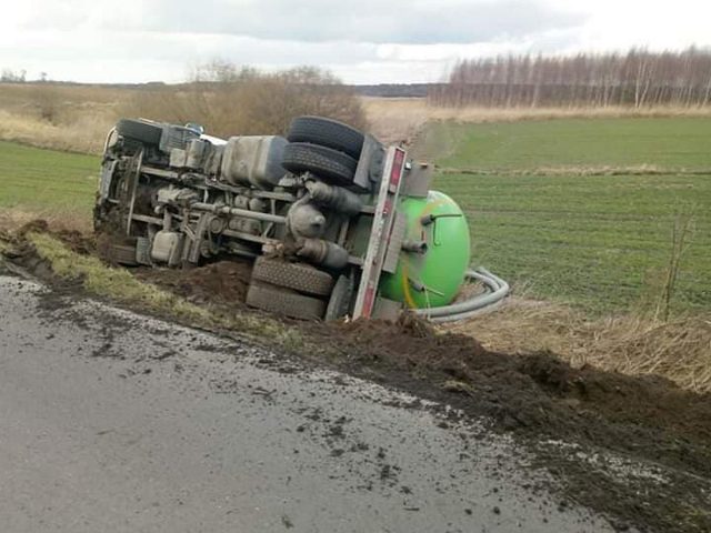 Ciężarówka przewróciła się na pole. Kierowcy nic się nie stało (zdjęcia)