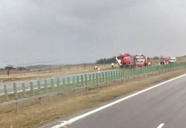 Trwa wyciąganie ciężarówki z rowu. Zablokowana jest trasa Lublin – Warszawa