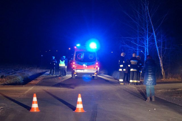 Motorowerzysta zderzył się z seatem. Zginął przed własnym domem (zdjęcia)