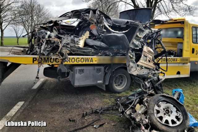 BMW uderzyło w drzewo, młody kierowca zginął na miejscu (zdjęcia)