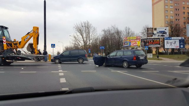 Czerwone pasy nie pomogły. Kolejne zderzenie pojazdów na rondzie przy Makro (zdjęcia)