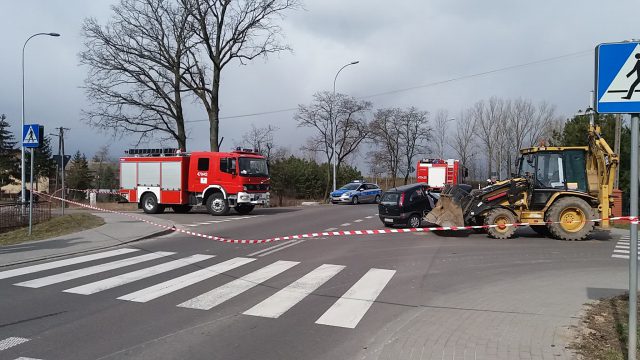 Ciągnik holował koparkę. W stalową linę wjechał opel, kobieta została ranna (zdjęcia)