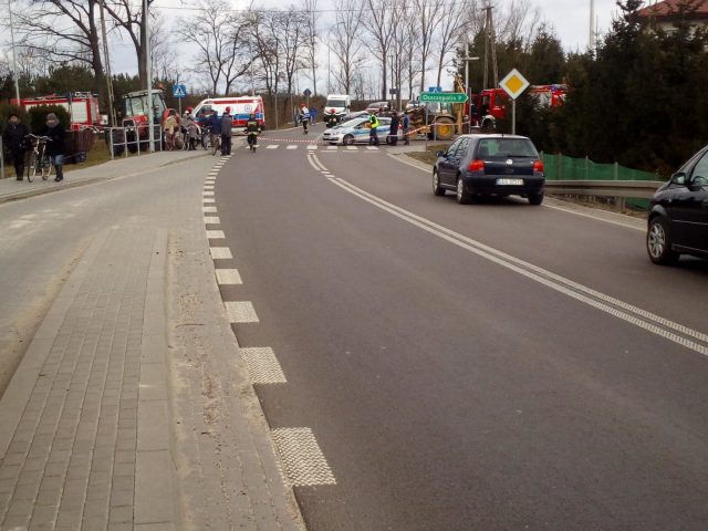 Ciągnik holował koparkę. W stalową linę wjechał opel, kobieta została ranna (zdjęcia)