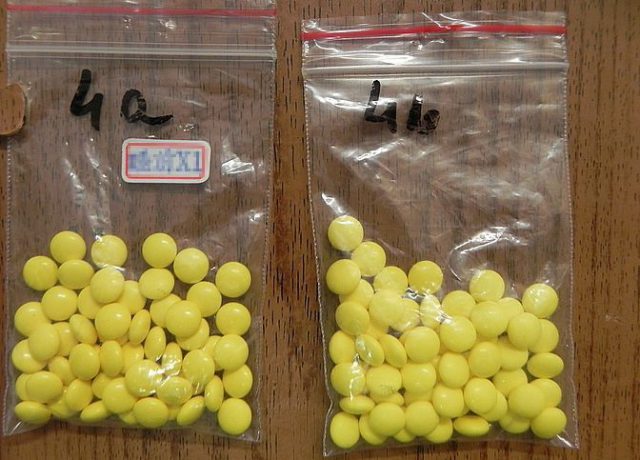 Paczka z Chin z tabletkami psychoaktywnymi (zdjęcia)