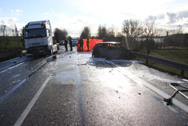 Kia po zderzeniu z ciężarówką stanęła w płomieniach. Trzy osoby nie żyją (zdjęcia)