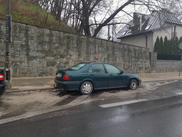 Sygnał od Czytelnika. „W samochodzie zaparkowanym przy ulicy mieszka mężczyzna” (zdjęcia)