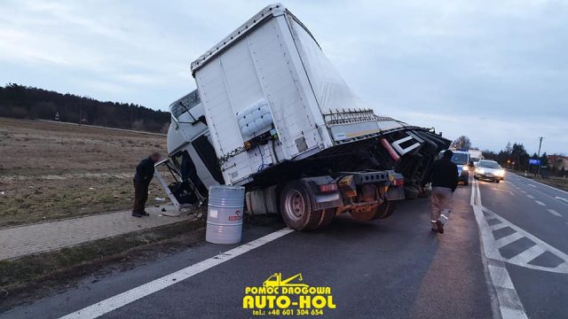 Poranne utrudnienia w ruchu na krajowej 19 po zdarzeniach drogowych z udziałem ciężarówek (zdjęcia)