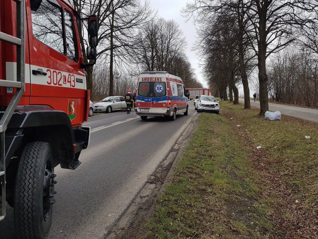 Trzy osoby poszkodowane w zderzeniu czterech pojazdów na ul. Zemborzyckiej (zdjęcia)