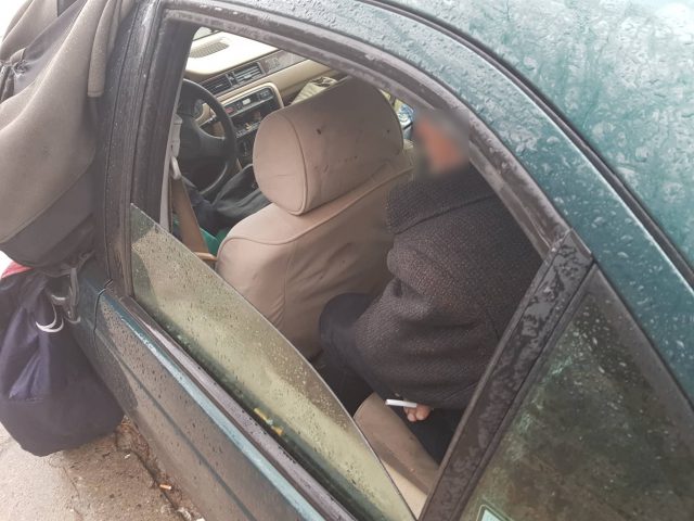 Sygnał od Czytelnika. „W samochodzie zaparkowanym przy ulicy mieszka mężczyzna” (zdjęcia)