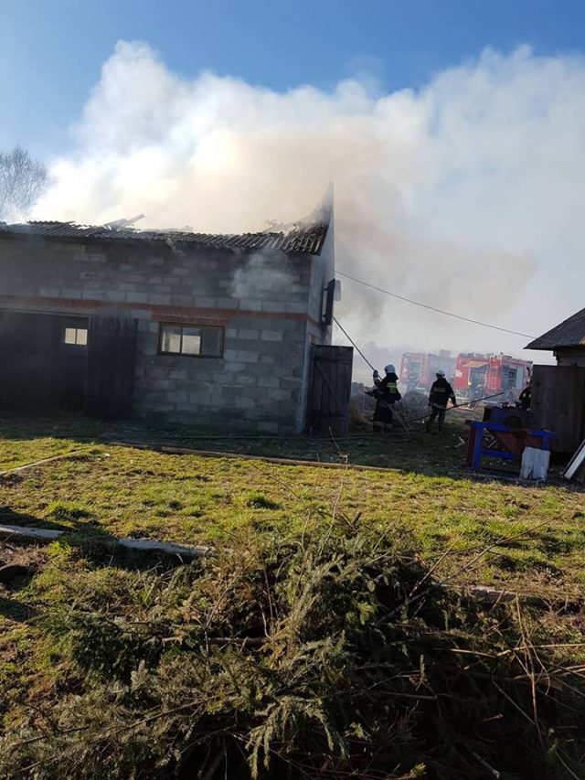 Pożar budynku gospodarczego i stodoły. Mężczyzna w poważnym stanie trafił do szpitala (zdjęcia)
