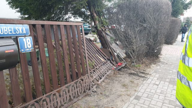 Wypadł ciężarówką z drogi i uderzył w ogrodzenie (zdjęcia)