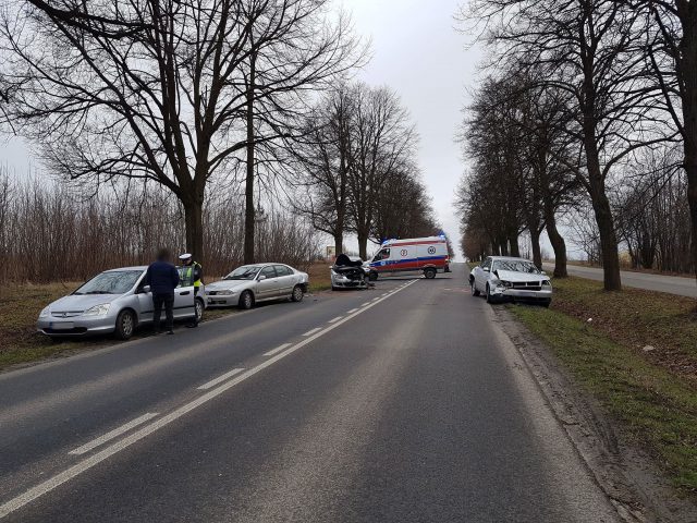 Trzy osoby poszkodowane w zderzeniu czterech pojazdów na ul. Zemborzyckiej (zdjęcia)