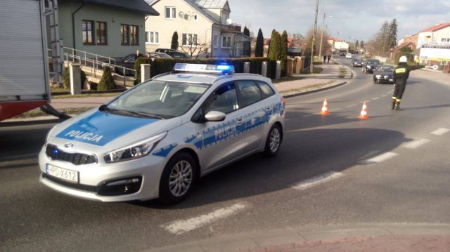 Czołowe zderzenie dwóch pojazdów osobowych w Opolu Lubelskim (zdjęcia)