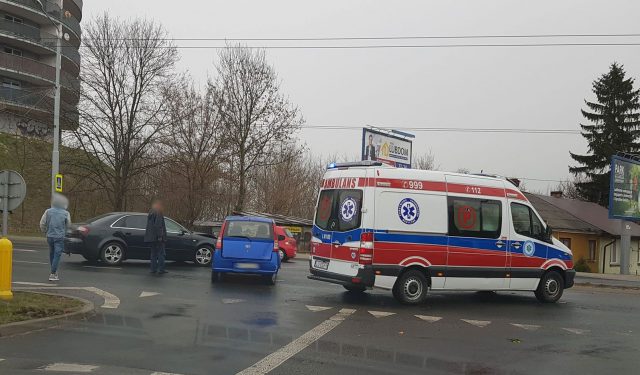 Duże utrudnienia w ruchu po zderzeniu dwóch aut na ul. Nadbystrzyckiej (zdjęcia)